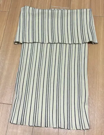 아뉴앙스 오프숄더 스트라이프 리브 니트