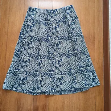 Sybilla 네이비 자수 플레어 스커트