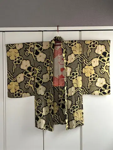 블랙과 옐로우 컬러의 쥐색 앤티크 긴 겉옷