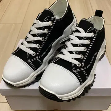 미사용 새상품 여성용 누벨 보 릴랙스 캔버스 스니커즈 L L