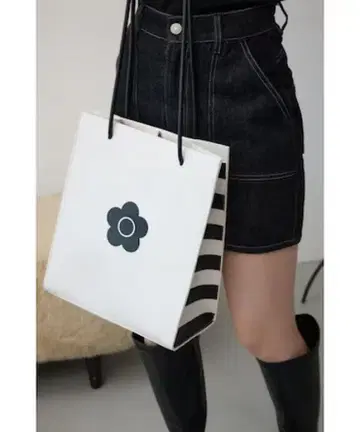 [ 완판템 ] MARY QUANT x AZUL 쇼핑백 아이보리 화이트