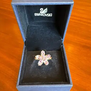 Swarovski 꽃 모티브 반지
