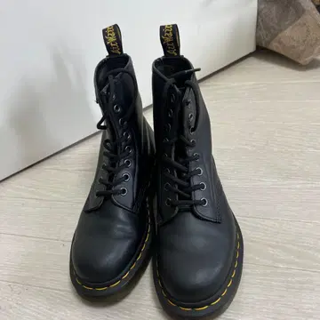 닥터마틴 블랙 가죽 하이컷 부츠