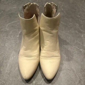 화이트 가죽 앵클부츠 중간 힐