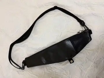 블랙 가죽 바디백 ucco 갈치 가방