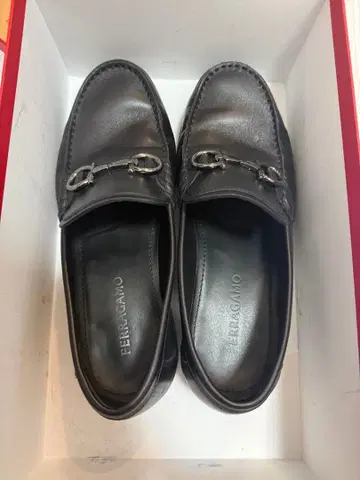 FERRAGAMO 블랙 간치니 로퍼