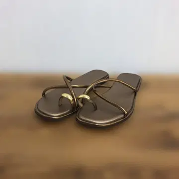 GREEN LABEL RELAXING 브론즈 스트랩 샌들