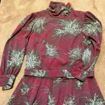 크레이프 원단 소재의 상하의 세트