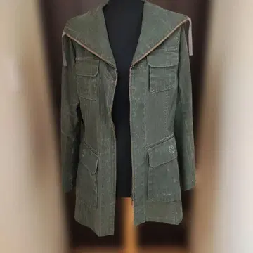 청바지 같은 원단에 올리브 그린 후드 부착 자켓