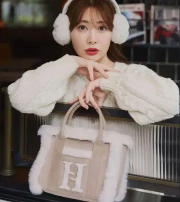 Her lip to Cozy Winter Tote Bag