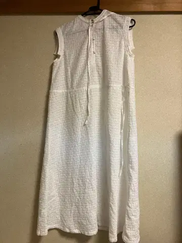 Tres Parisien 화이트 슬리브리스 원피스