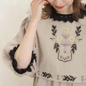 사만사 모스모스 겨드랑이 리본 플라워 자수 베스트 (베이지)