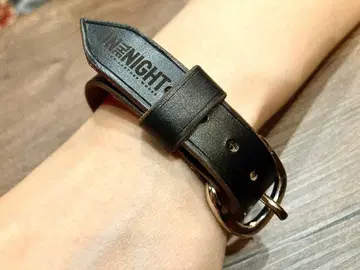 ON THE NIGHT 브라운 하트 가죽 팔찌 / 크롬 엑셀