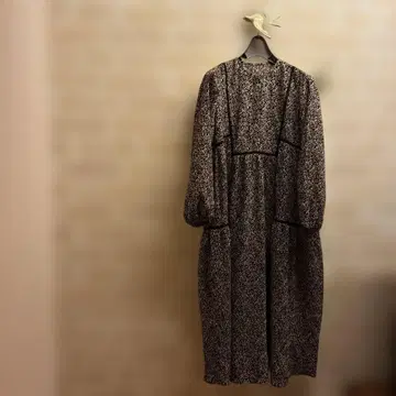 이치욘나나 플라워 프린트 원피스 긴팔 블랙 화이트