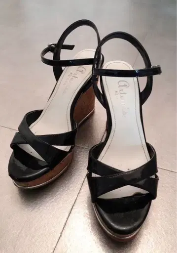 아르테미스 바이 다이애나 웨지솔 샌들 L 사이즈 블랙 에나멜 코르크