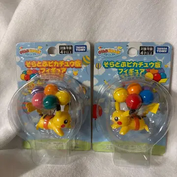 하늘 나는 피카츄 피규어 암수 세트