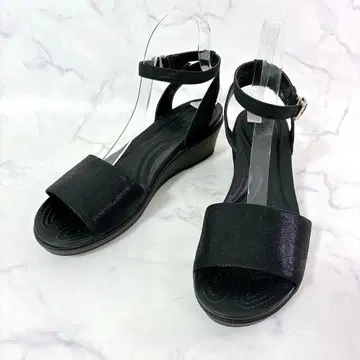 새상품급 crocs 샌들 leighann 블랙 웨지솔 25