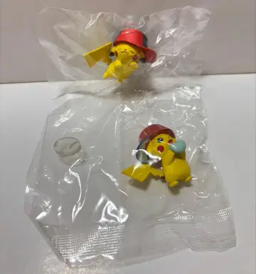 포켓몬 모자를 쓴 피카츄 피규어