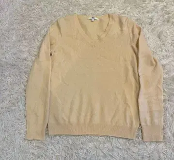 유니클로 캐시미어 100% 스웨터 M 사이즈 크림색