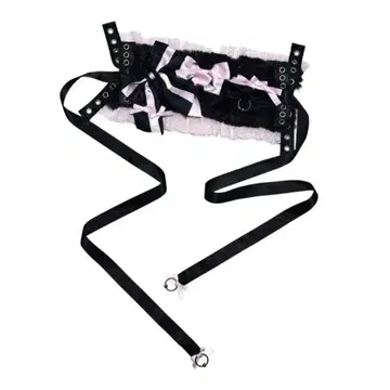 치명적인 리본이 머리 장식을 관통했습니다