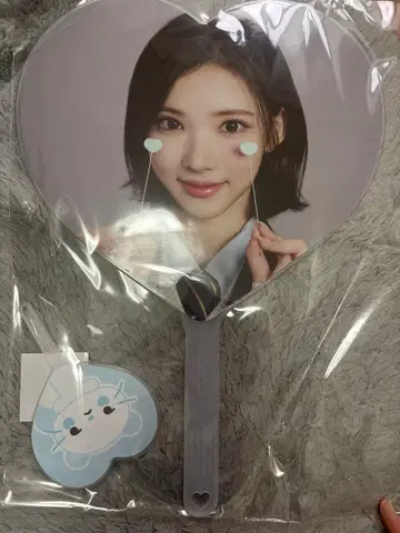 지우 Hearts2Hearts 팬미팅 비둘기 비둘기 부채 이미지 피켓