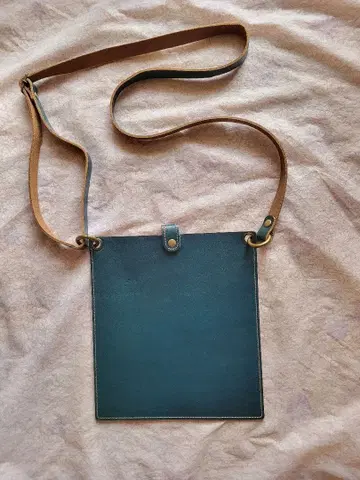 청록색 가죽 숄더백