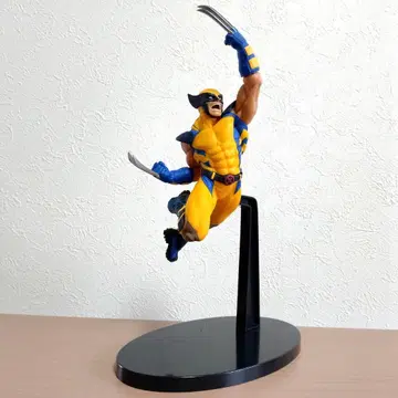 울버린 점프 포즈 피규어