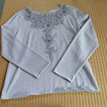 친자와수 라이트 그레이 자수 긴팔 니트