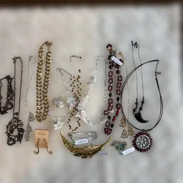 유품 정리 복고풍 느낌 가득 액세서리 15점