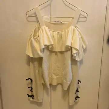 Ank Rouge 오프숄더 프릴 화이트 니트