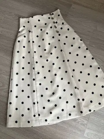 택 포함 미사용 새상품 Apuweiser-riche 도트 플레어 스커트