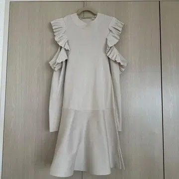 스나이델 프릴 달린 베이지 니트 원피스