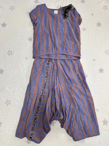 프릴이 달린 티셔츠와 사루엘 팬츠 셋업