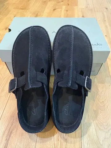 Clarks 블랙 모카신 버클 포함