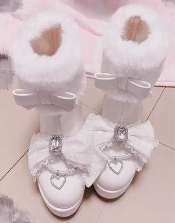 Belchic 큐빅 퍼 부츠 화이트 양산형 부츠