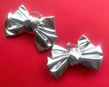 Narcissus 리본 귀걸이 실버 메탈릭