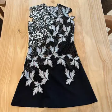 셀프 포트레이트 스타일 플라워 자수 플레어 스커트