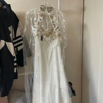 화이트 비즈 자수 하이넥 드레스