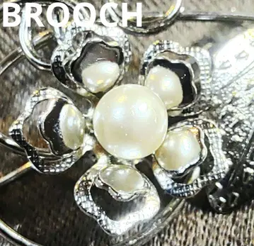 꽃잎 거울로 진주를 비추는 브로치