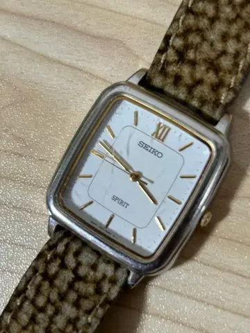 SEIKO SPIRIT 쿼츠 스퀘어형 가동 중