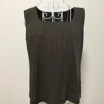 요시에 이나바 다크 브라운 슬리브리스 상의 새상품급