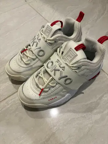 FILA TOKYO 화이트/레드 스니커즈