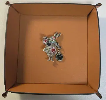 원더랜드 앨리스 모티브 빈티지 브로치