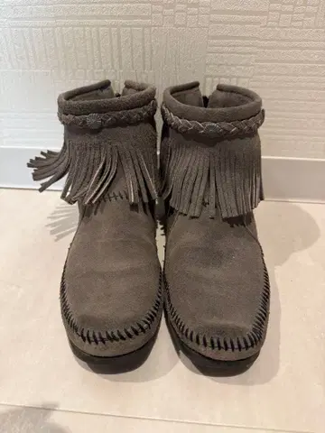 그레이 프린지 스웨이드 모카신