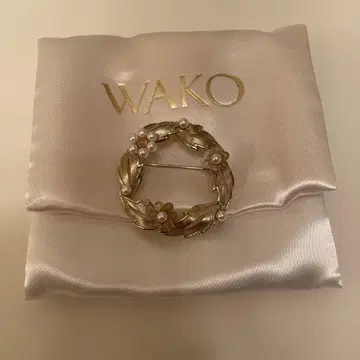WAKO 리스형 골드 브로치