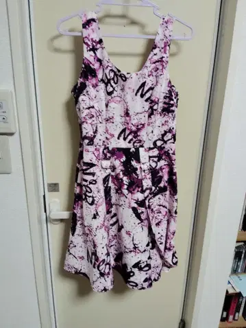 NieR 스플래터 프린트 슬리브리스 원피스