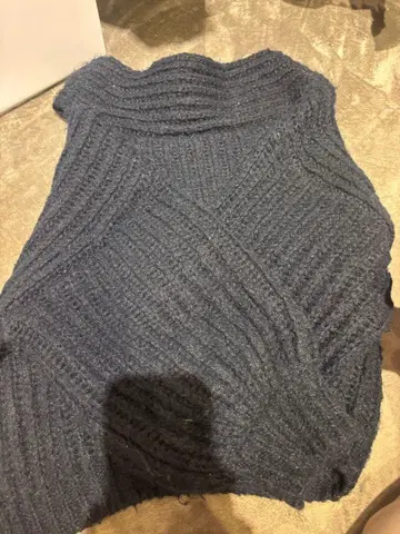 코코딜 양골지 오프숄더 니트