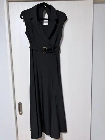 natural couture 블랙 슬리브리스 원피스