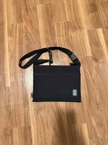 CHROME 블랙 숄더백