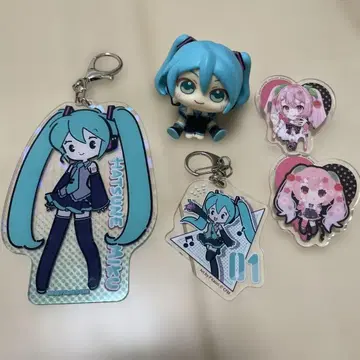 하츠네 미쿠 피규어 아크릴 키링 큐룽하게 쳐다보는 포즈